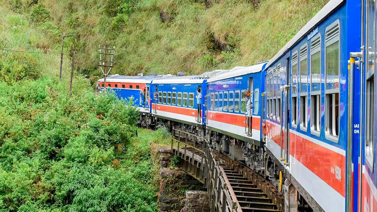 Weiterfahrt mit dem Zug von Badulla nach Colombo (Zug Nr. 1002 „Denuwara Menike“) 