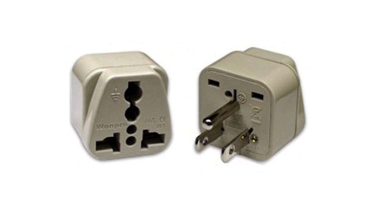 Universeller auf amerikanischen Steckdosenstecker-Adapter