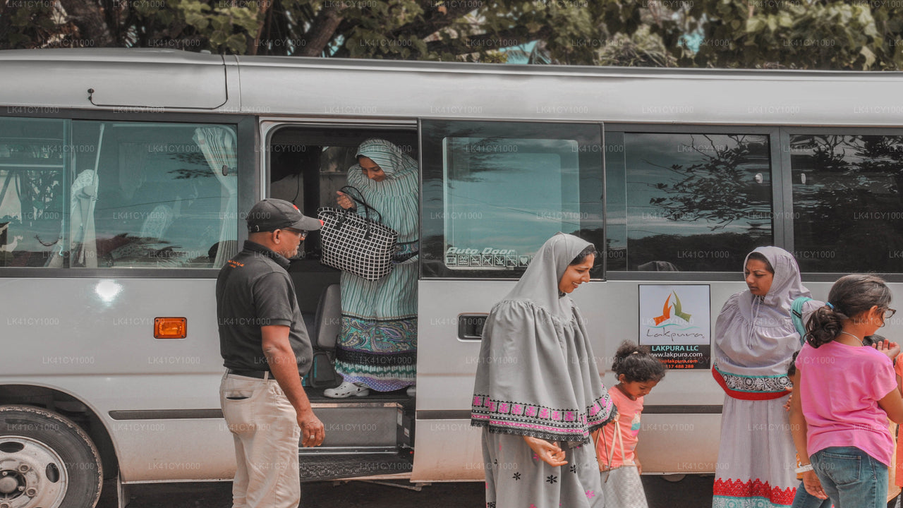 Privater Transfer von der Stadt Kadugannawa zum Flughafen Colombo (CMB).