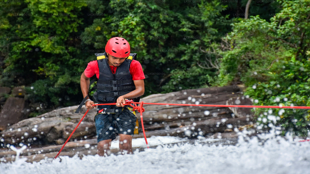 Abseilen am Wasserfall von Kitulgala