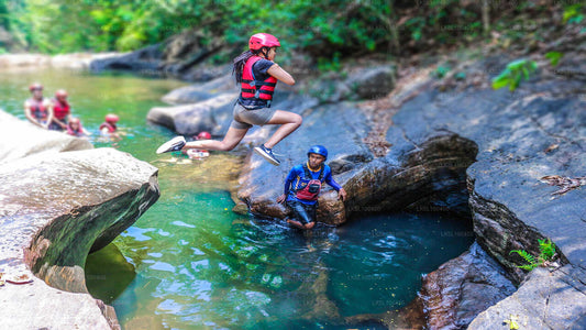 Kombiniertes Abenteuerpaket Canyoning und Abseilen ab Kitulgala