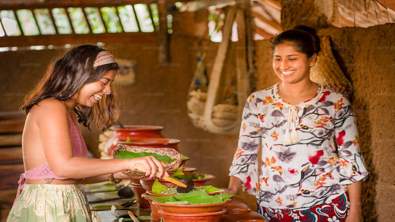 Wasserfallwanderung und Aborigine-Dorftour ab Kandy