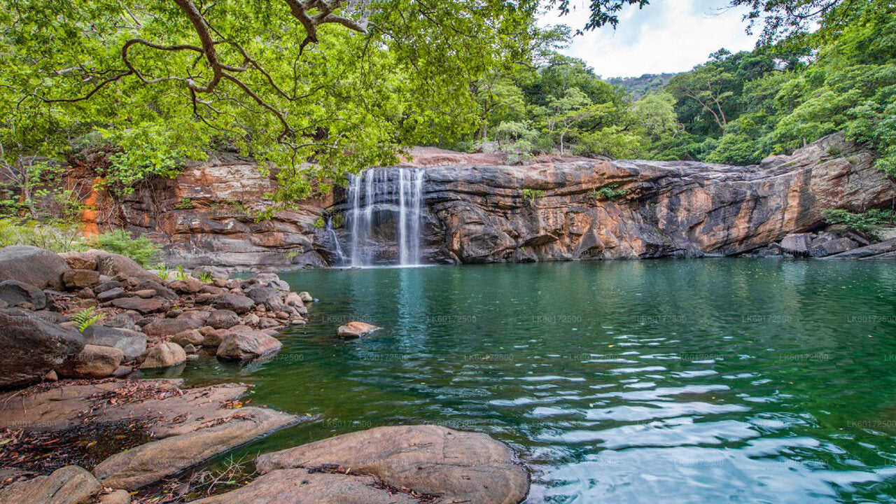 Wasserfallwanderung und Aborigine-Dorftour ab Kandy