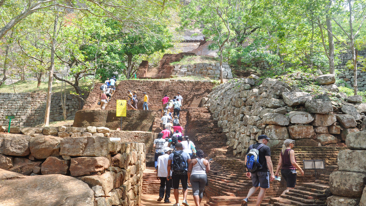 Sigiriya-Felsen und Dambulla-Höhle von Sigiriya aus
