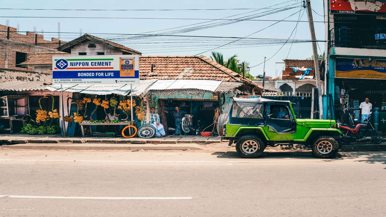 Stadtrundfahrt durch Colombo im Vietnamkriegs-Jeep