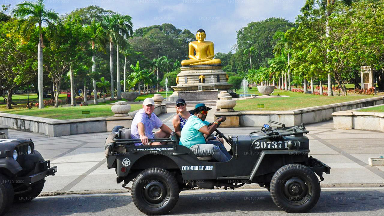 Stadtrundfahrt durch Colombo im Vietnamkriegs-Jeep
