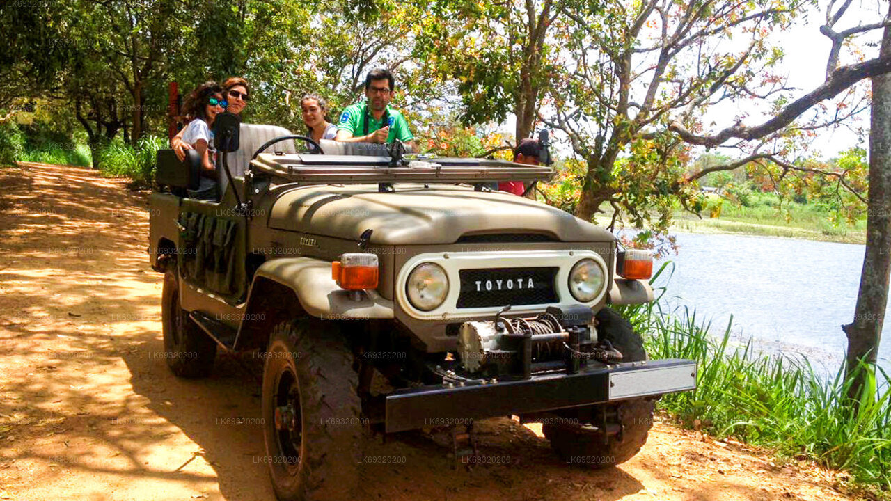 Dorfrundfahrt im klassischen Jeep ab Habarana