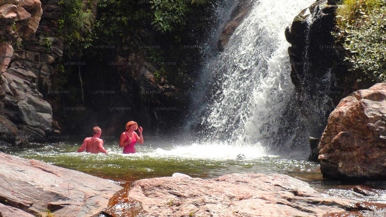Spaziergang durch die Landschaft und Wasserfälle in Ingiriya ab Colombo