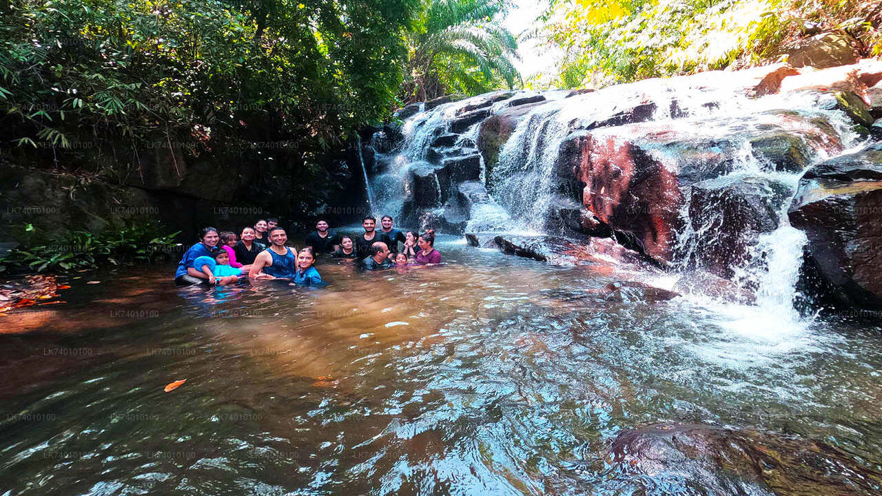 Spaziergang durch die Landschaft und Wasserfälle in Ingiriya ab Colombo