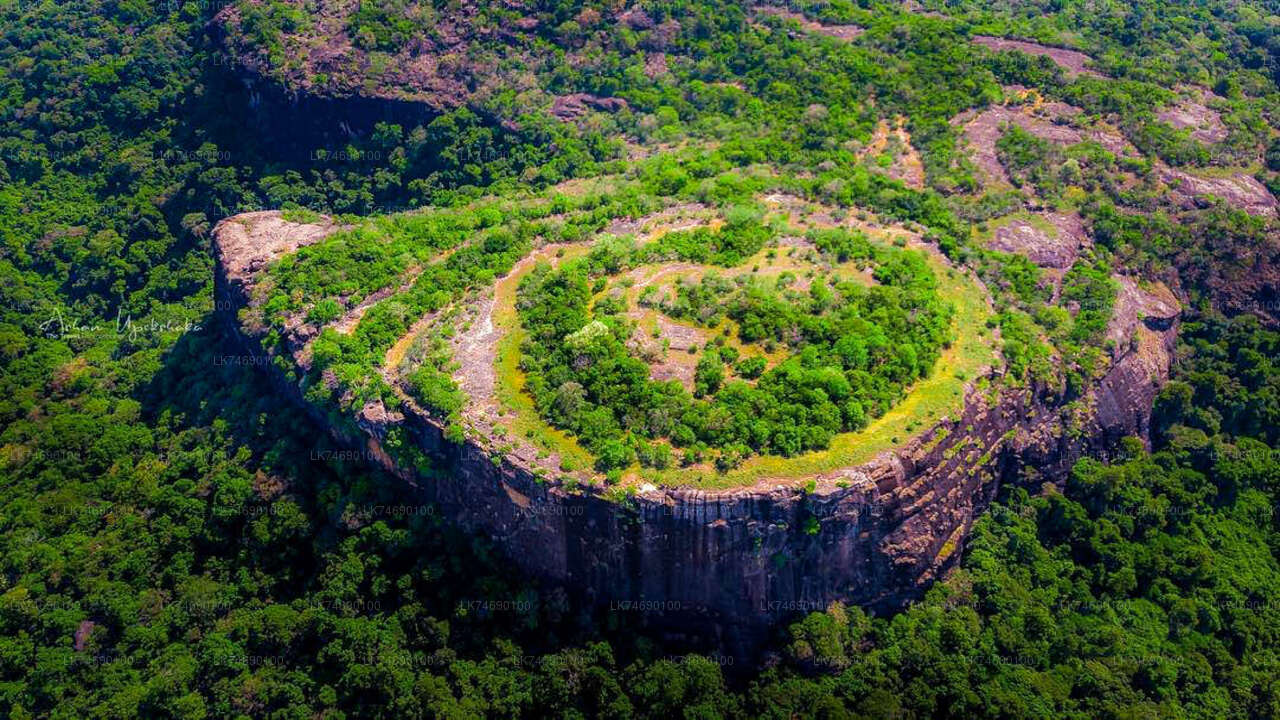 Wanderung zum Danigala Circular Rock von Mahiyanganaya aus