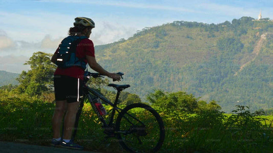 Radfahren zum Ellawala-Wasserfall