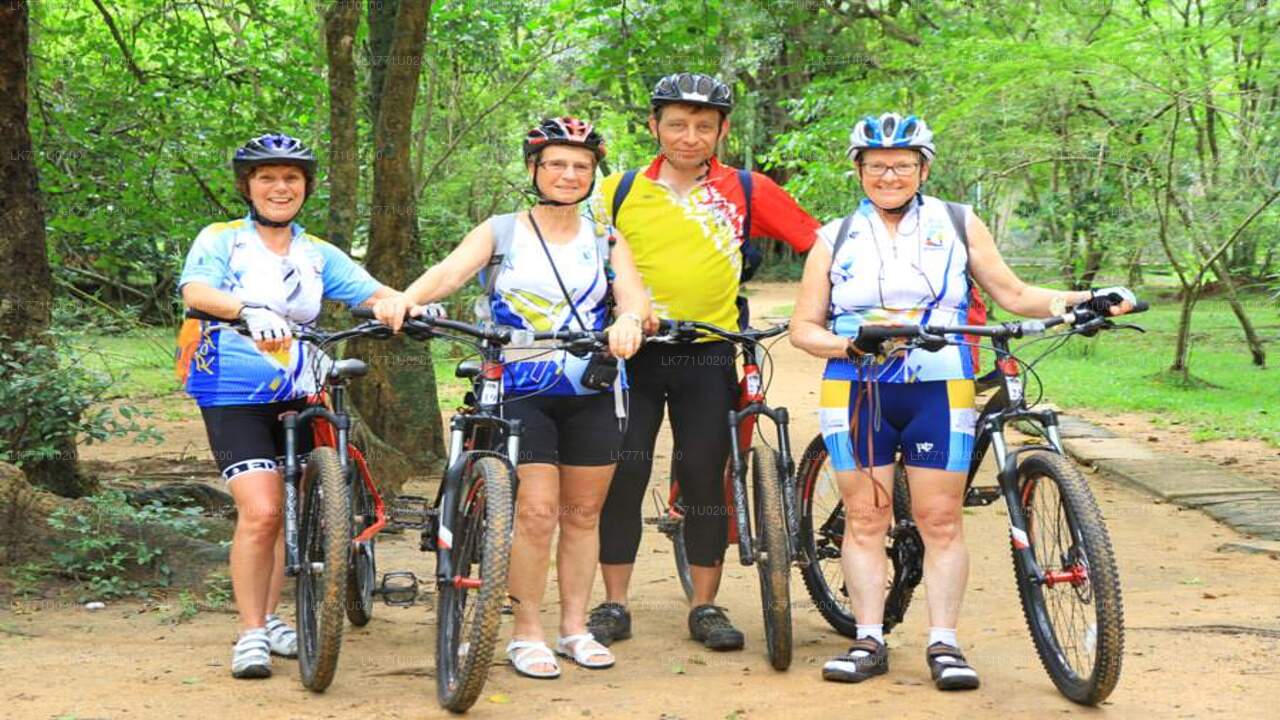 Radfahren auf dem Land von Polonnaruwa aus