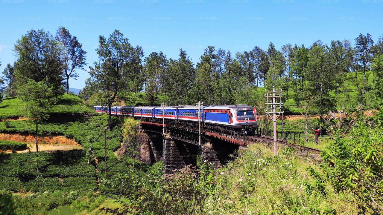 Weiterfahrt mit dem Zug von Colombo nach Badulla (Zug Nr. 1001 „Denuwara Menike“)