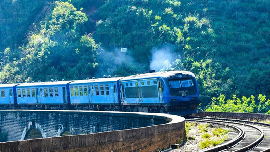 Weiterfahrt mit dem Zug von Kandy nach Nanu Oya (Zug Nr. 1005 „Podi Menike“)