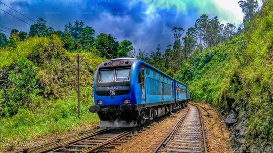 Weiterfahrt mit dem Zug von Badulla nach Colombo (Zug Nr. 1006 „Podi Menike“)