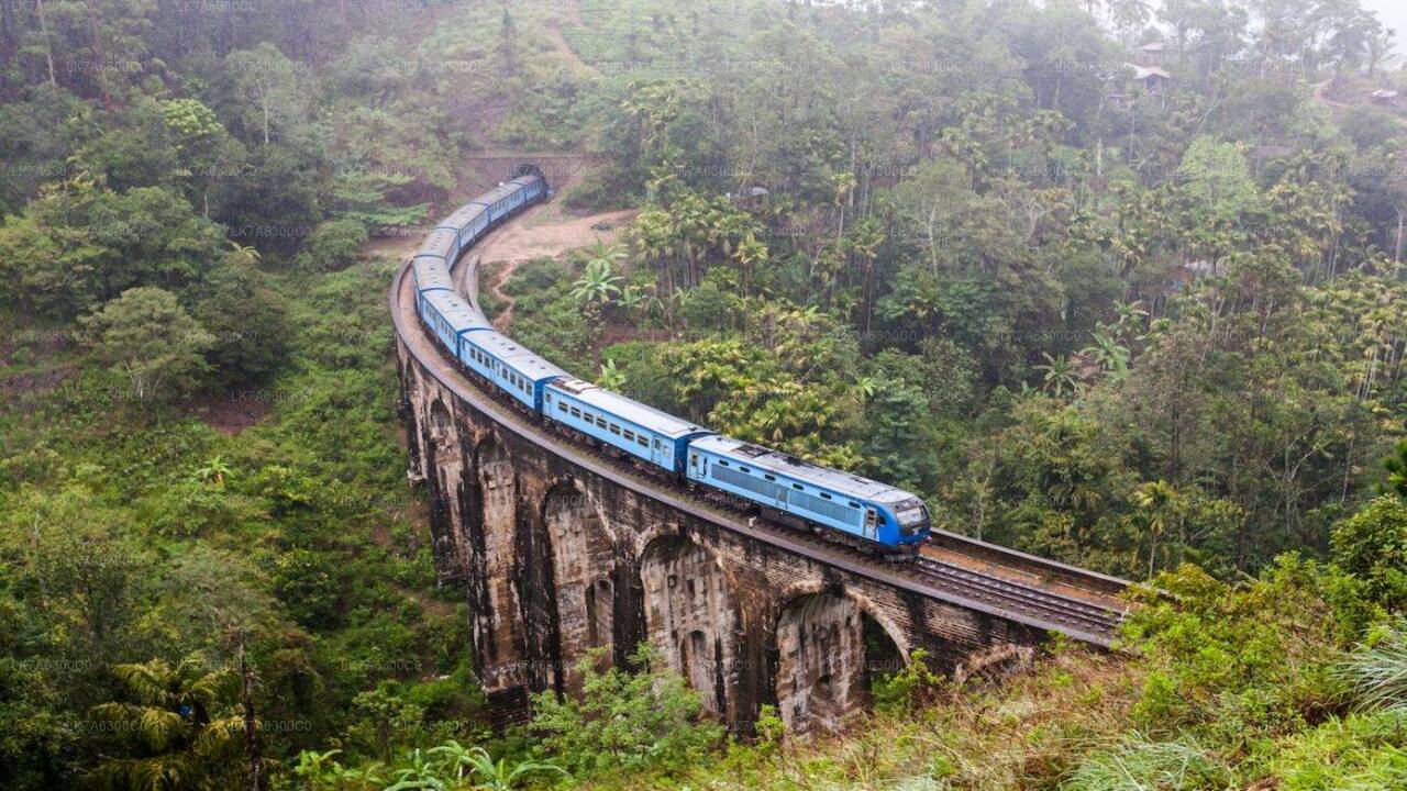 Weiterfahrt mit dem Zug von Badulla nach Kandy (Zug Nr. 1006 „Podi Menike“)