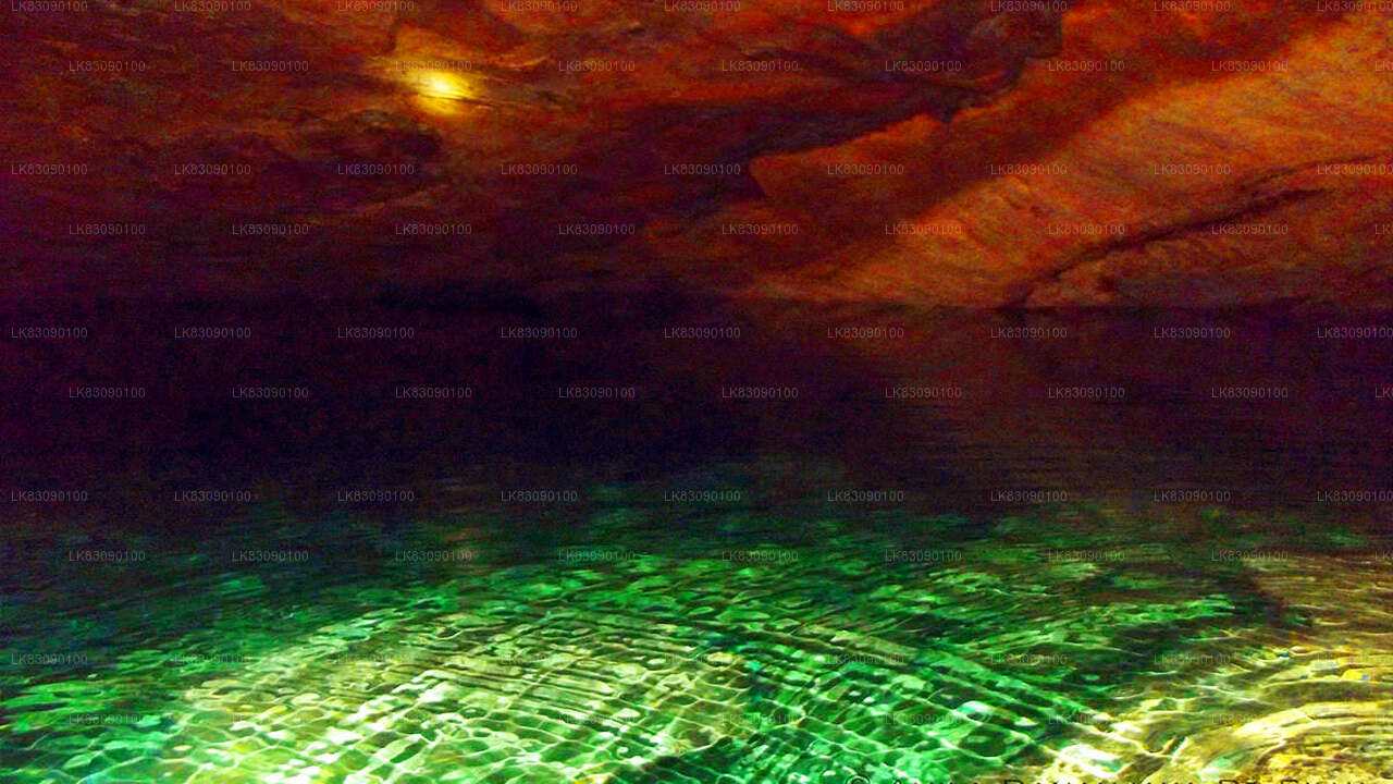 Erkunden Sie die Blue Water Pond Cave von Ella aus