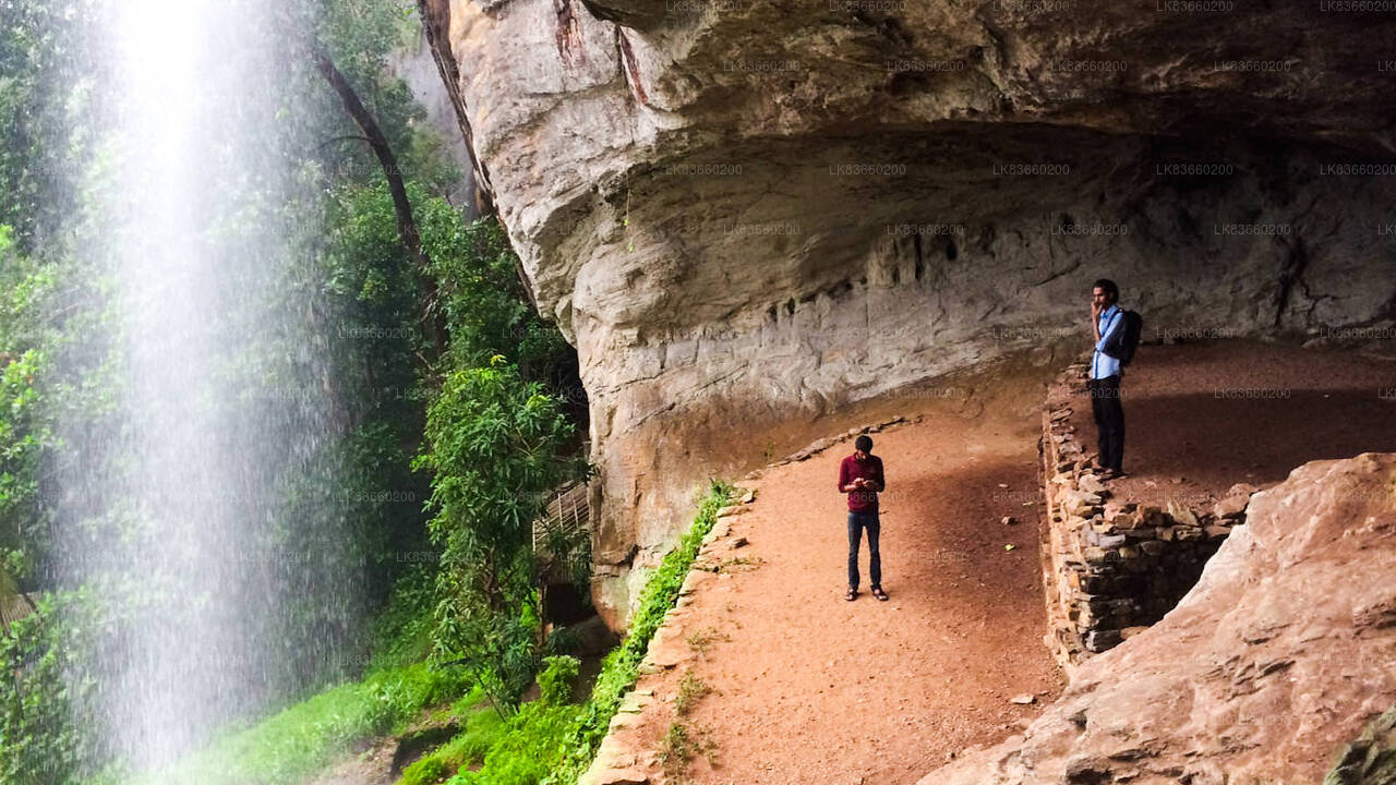 Erkunden Sie die Belilena-Höhle vom Mount Lavinia aus