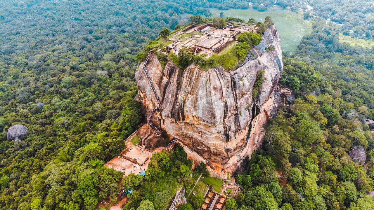 Entdecken Sie Sigiriya mit dem Hubschrauber von Negombo aus